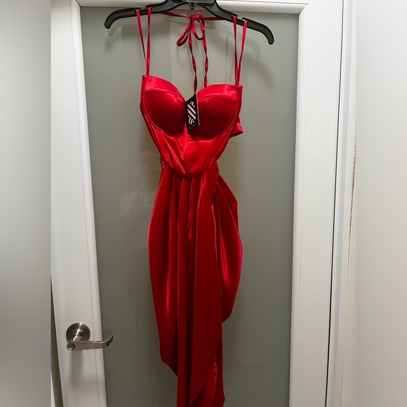 Red Dress - Picture 3 of 4